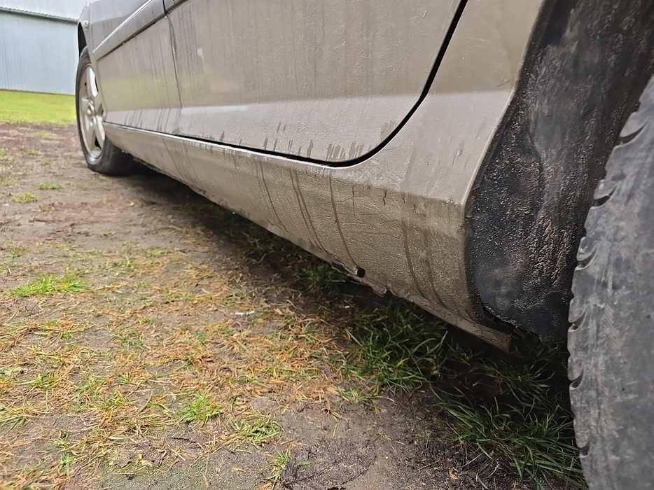 Zdjęcie progu tylnego lewego od dołu po przekątnej