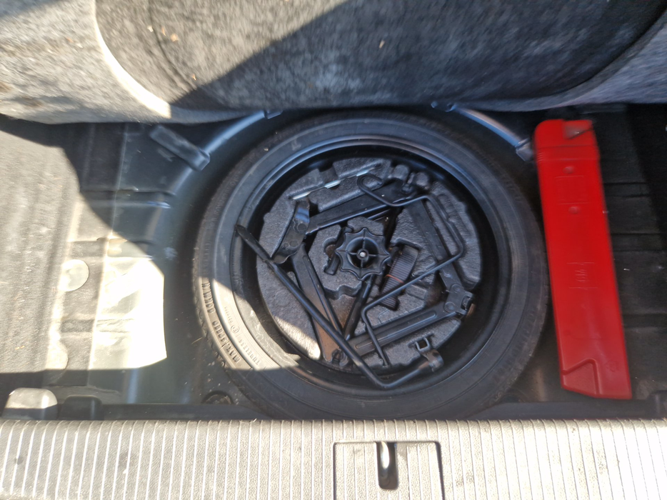 Zdjęcie przestrzeni pod wykładziną bagażnika