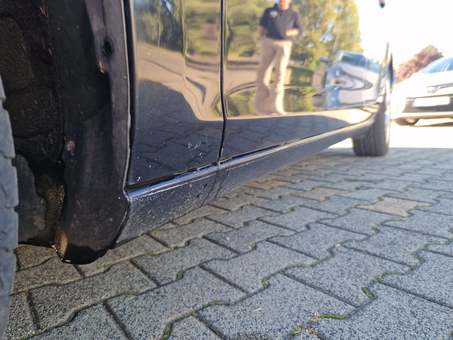 Zdjęcie progu przedniego lewego od dołu po przekątnej