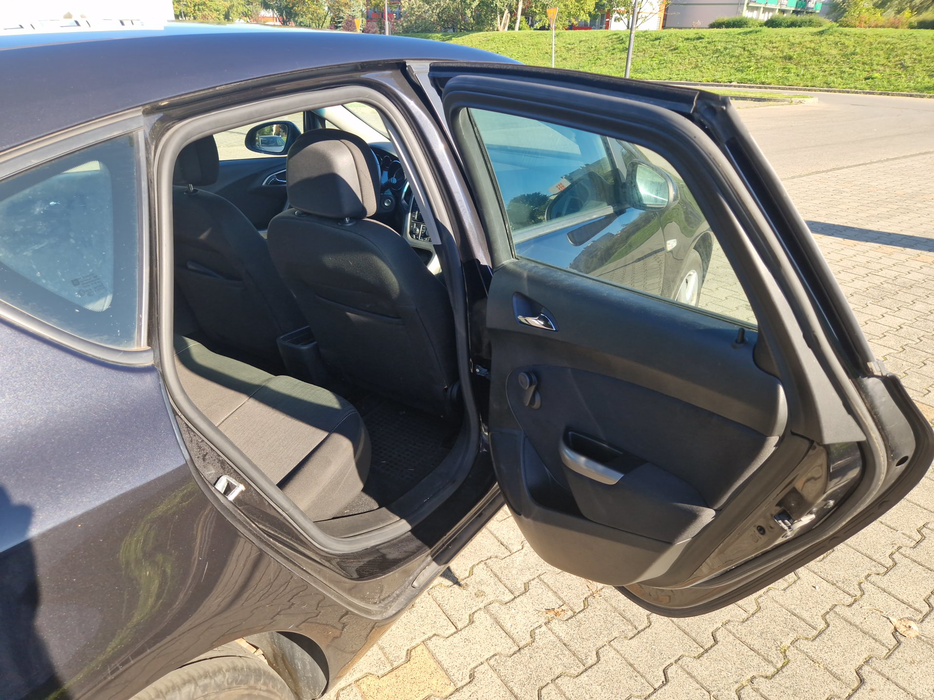 Zdjęcie wnętrza od pasażera, tył