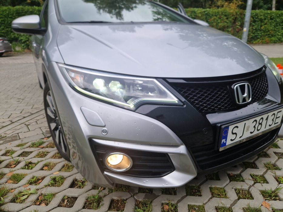 Zdjęcie oświetlenia przedniego i dolnego prawego