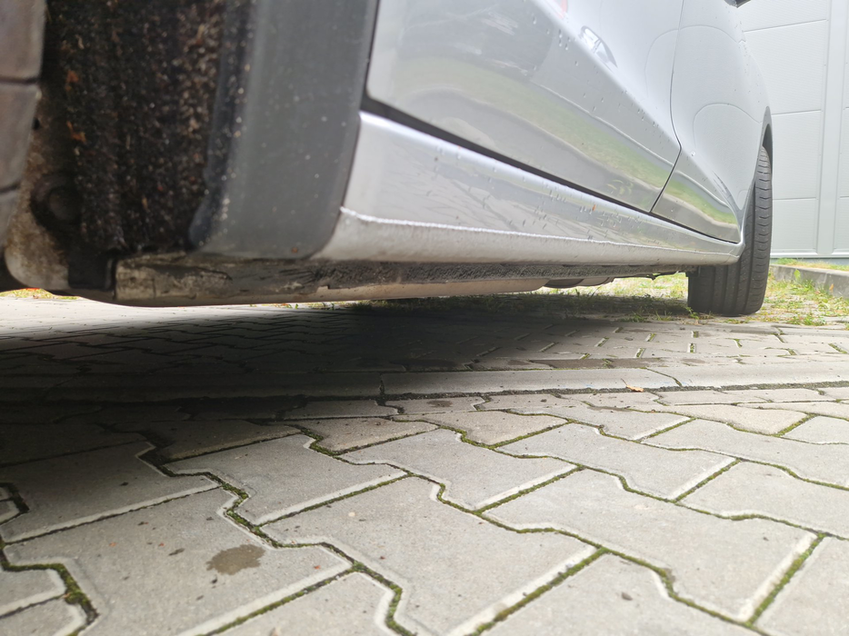 Zdjęcie progu tylnego prawego od dołu po przekątnej