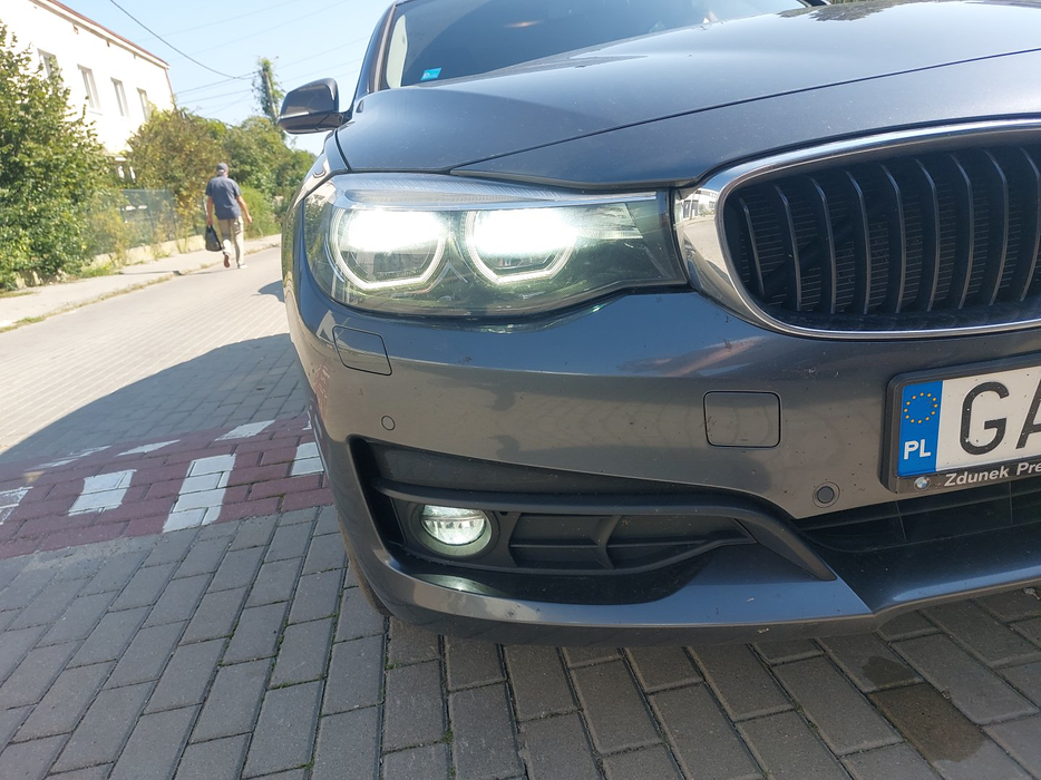 Zdjęcie oświetlenia przedniego i dolnego prawego