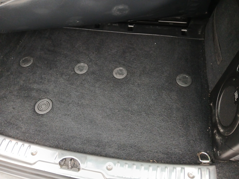 Zdjęcie przestrzeni pod wykładziną bagażnika