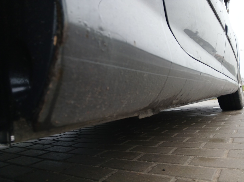 Zdjęcie progu tylnego prawego od dołu po przekątnej