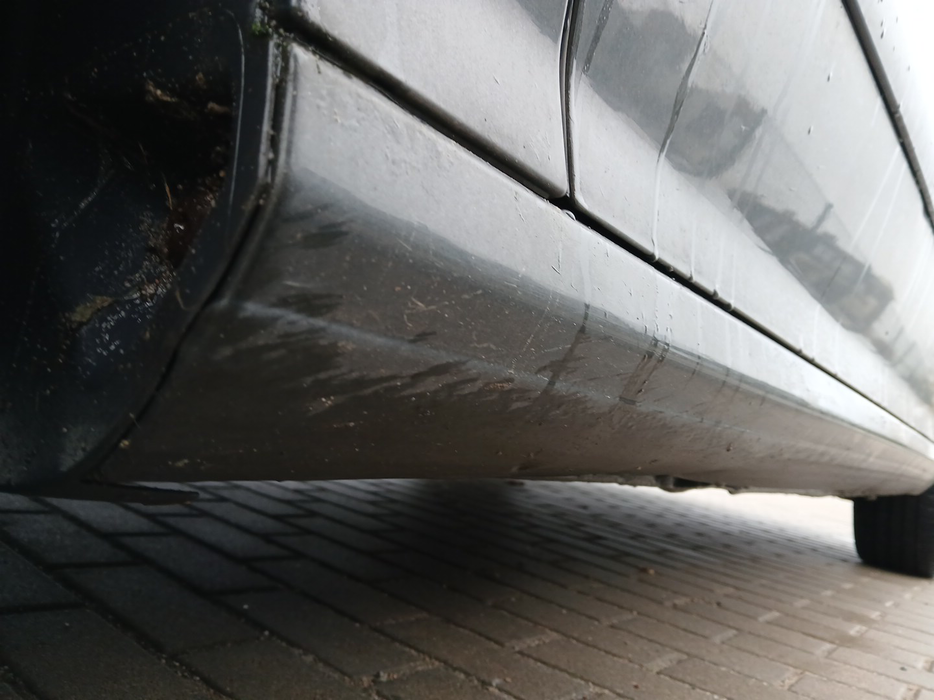 Zdjęcie progu przedniego lewego od dołu po przekątnej