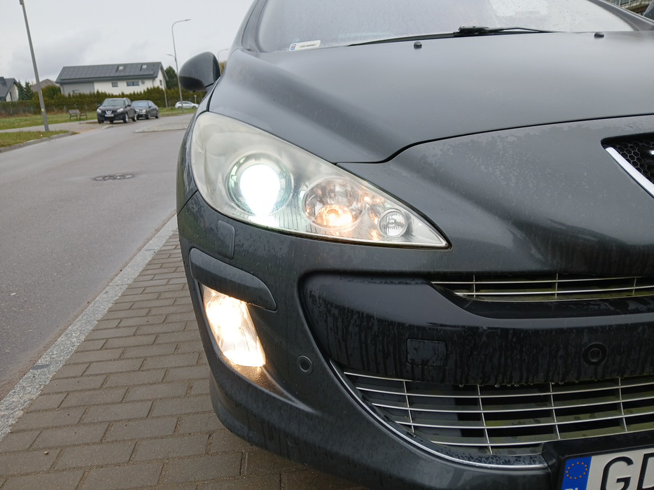 Zdjęcie oświetlenia przedniego i dolnego prawego