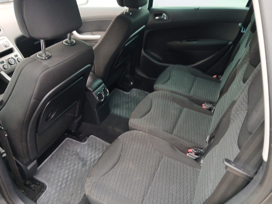 Zdjęcie wnętrza od kierowcy, tył