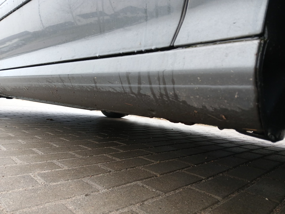 Zdjęcie progu przedniego prawego od dołu po przekątnej