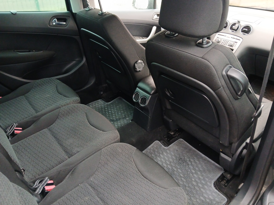 Zdjęcie wnętrza od pasażera, tył