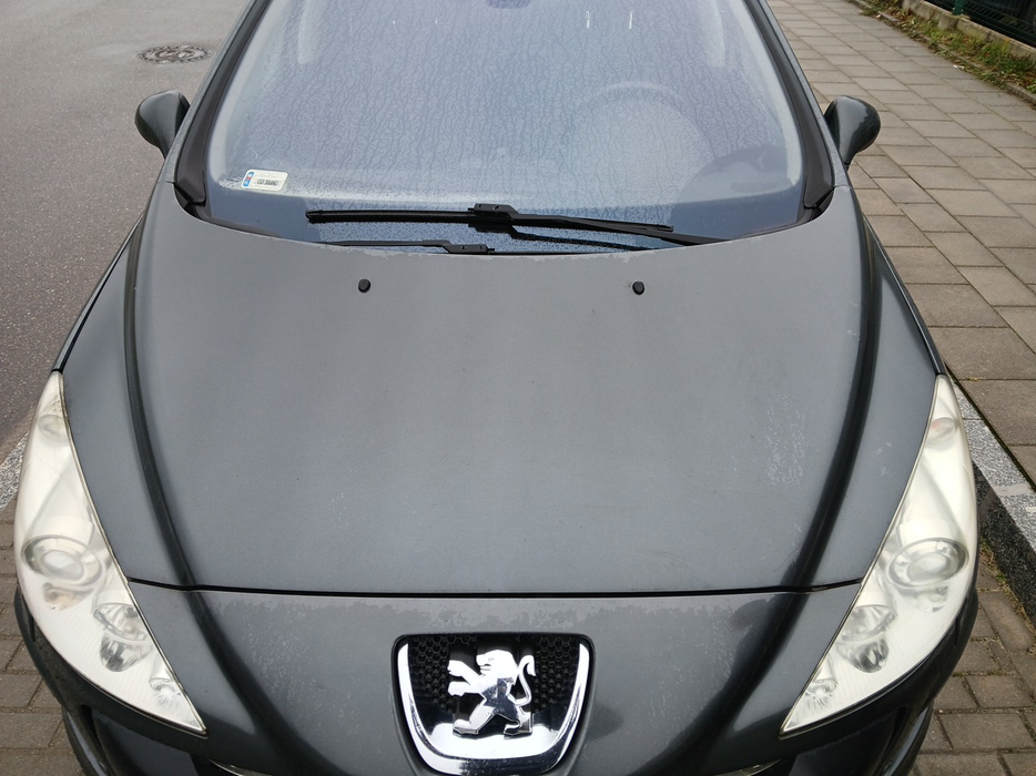 Zdjęcie pokrywy komory silnika