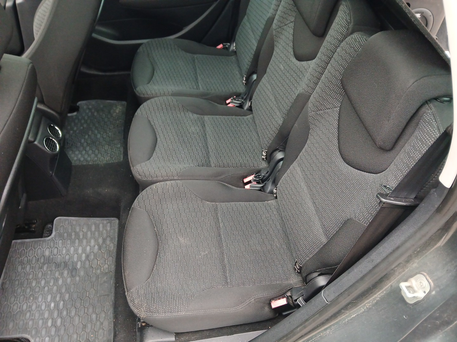 Zdjęcie kanapy tylnej z lewej strony