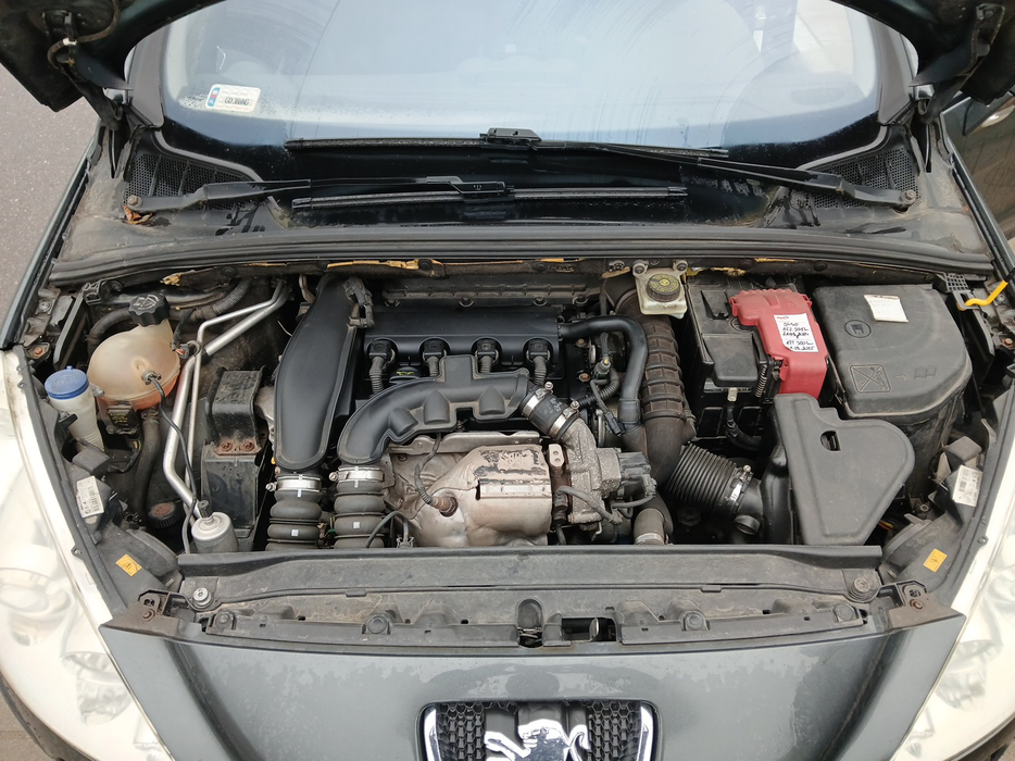 Zdjęcie wnętrza komory silnika