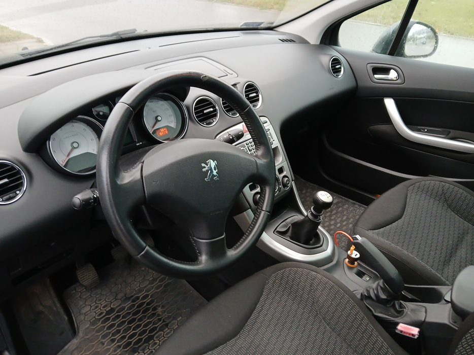 Zdjęcie kokpitu i kierownicy