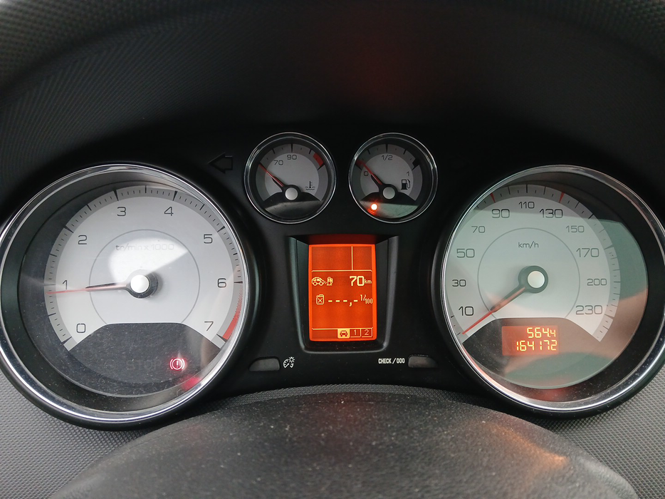 Zdjęcie zegarów i kontrolek po uruchomieniu silnika