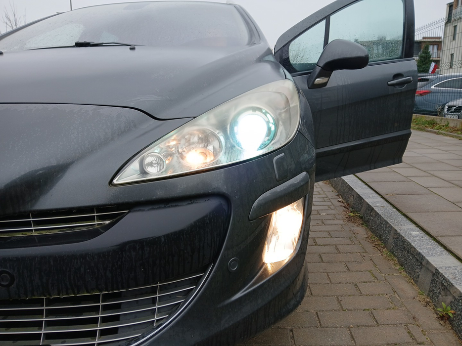 Zdjęcie oświetlenia przedniego i dolnego lewego