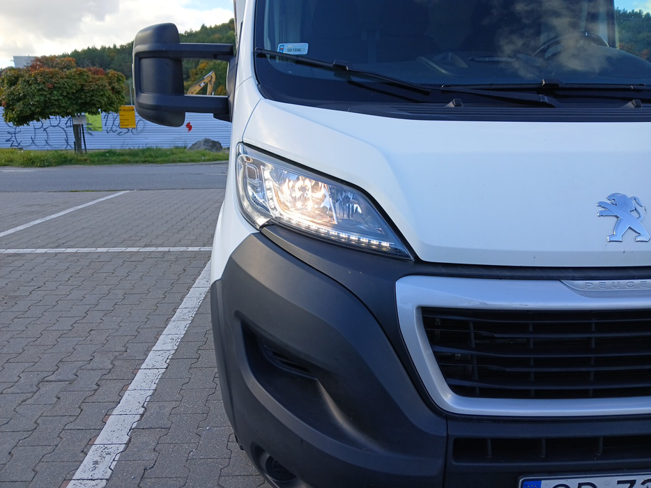 Zdjęcie oświetlenia przedniego górnego i dolnego prawego