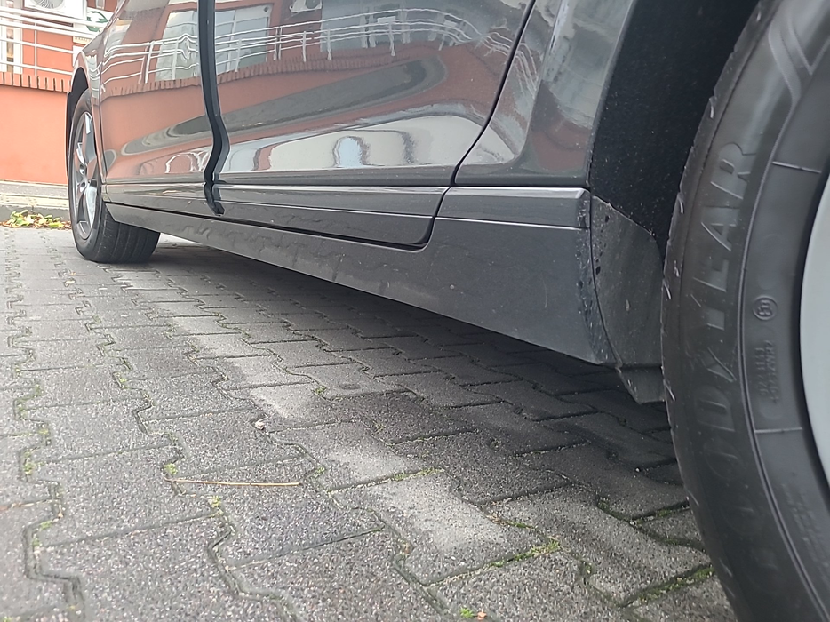 Zdjęcie progu tylnego lewego od dołu po przekątnej