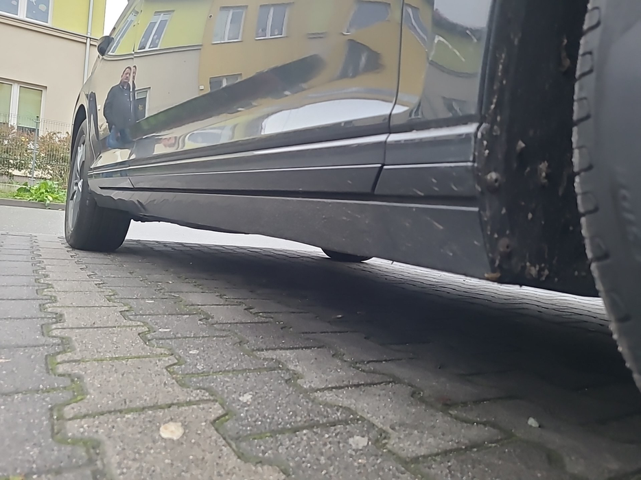 Zdjęcie progu przedniego prawego od dołu po przekątnej