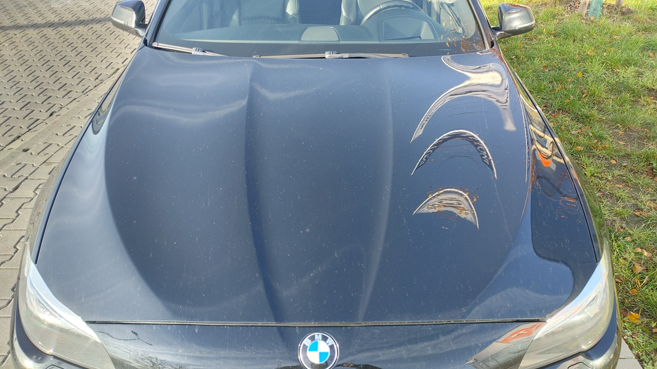 Zdjęcie pokrywy komory silnika