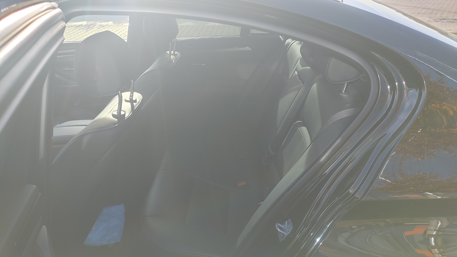 Zdjęcie kanapy tylnej z lewej strony