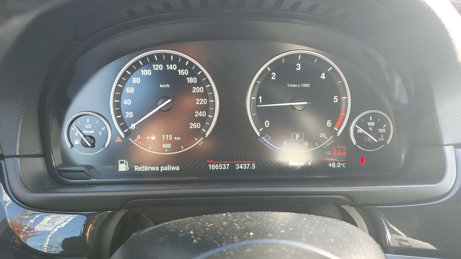 Zdjęcie zegarów i kontrolek po uruchomieniu silnika