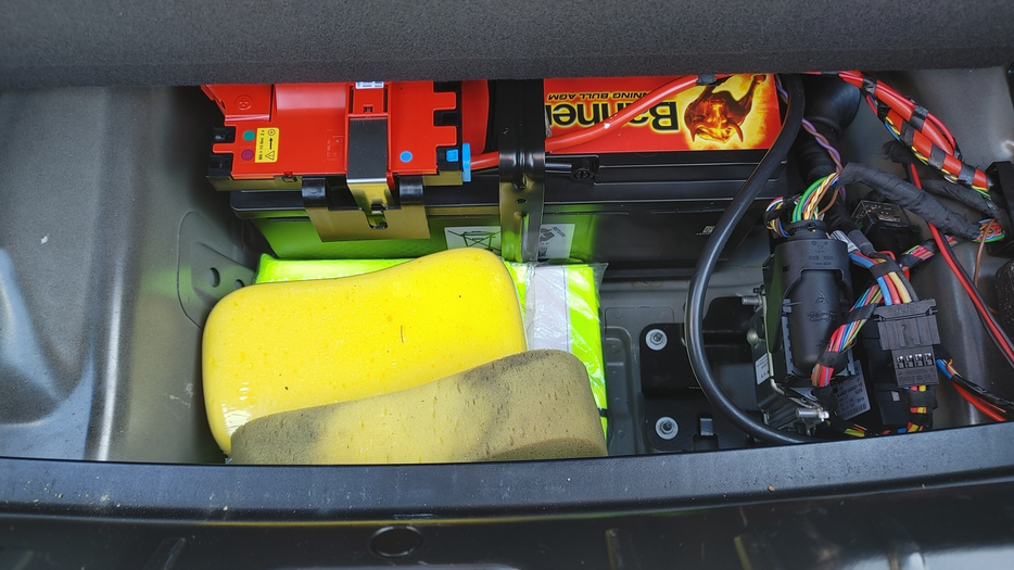 Zdjęcie przestrzeni pod wykładziną bagażnika