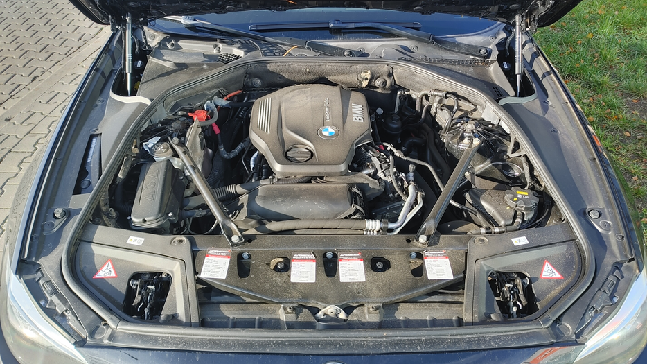 Zdjęcie wnętrza komory silnika