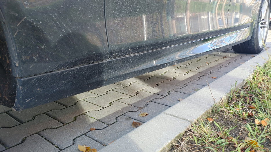 Zdjęcie progu tylnego lewego od dołu po przekątnej