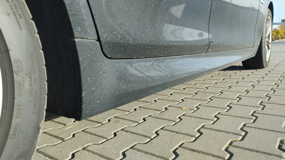 Zdjęcie progu przedniego prawego od dołu po przekątnej