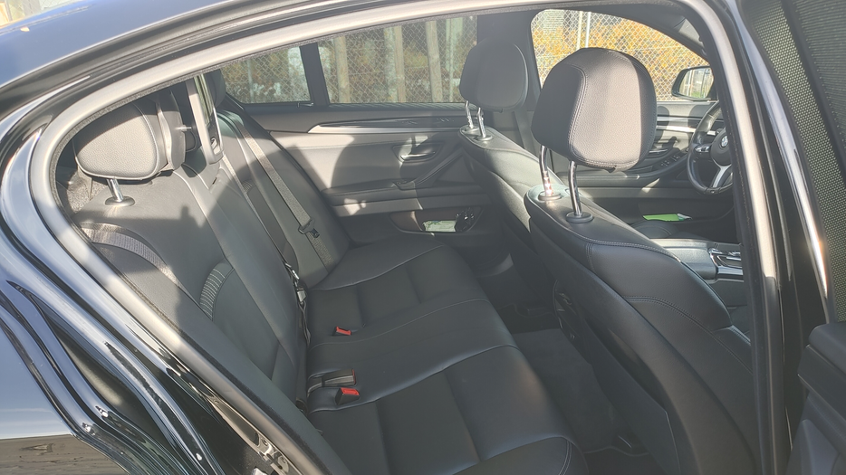 Zdjęcie kanapy tylnej z prawej strony