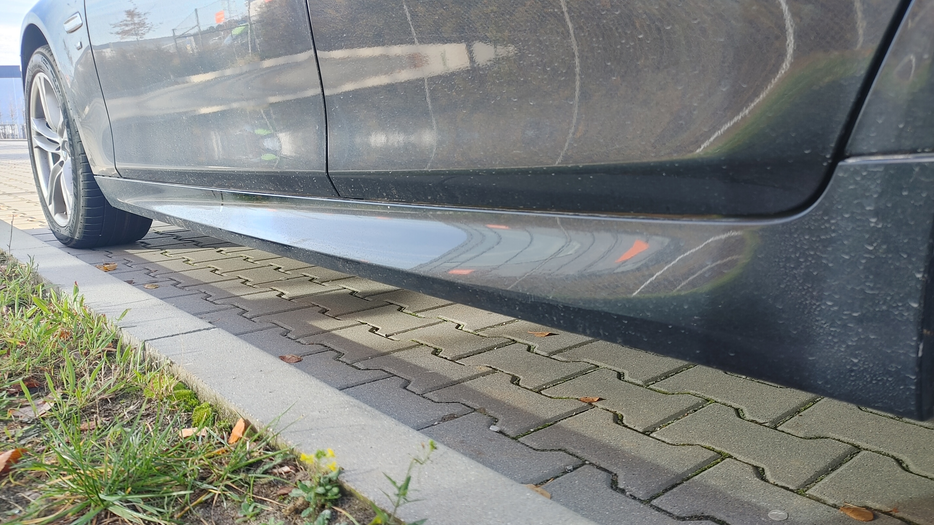 Zdjęcie progu przedniego lewego od dołu po przekątnej