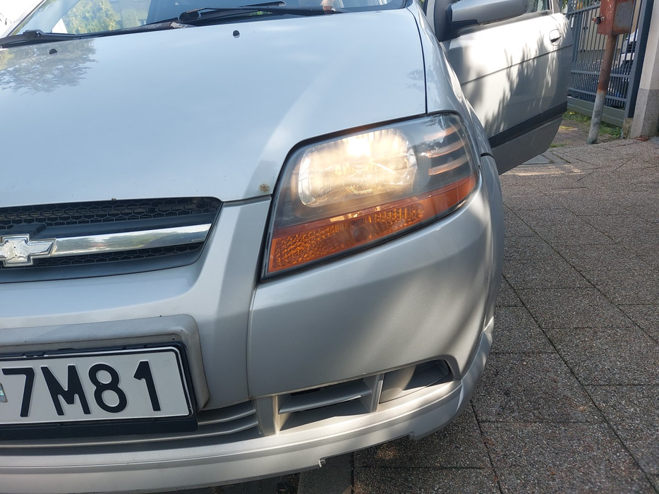 Zdjęcie oświetlenia przedniego i dolnego lewego