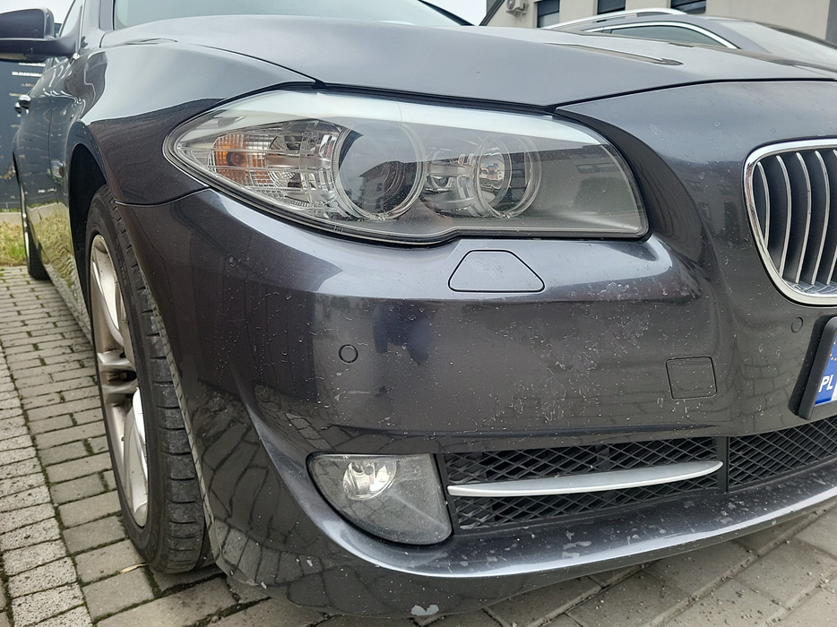 Zdjęcie oświetlenia przedniego i dolnego prawego