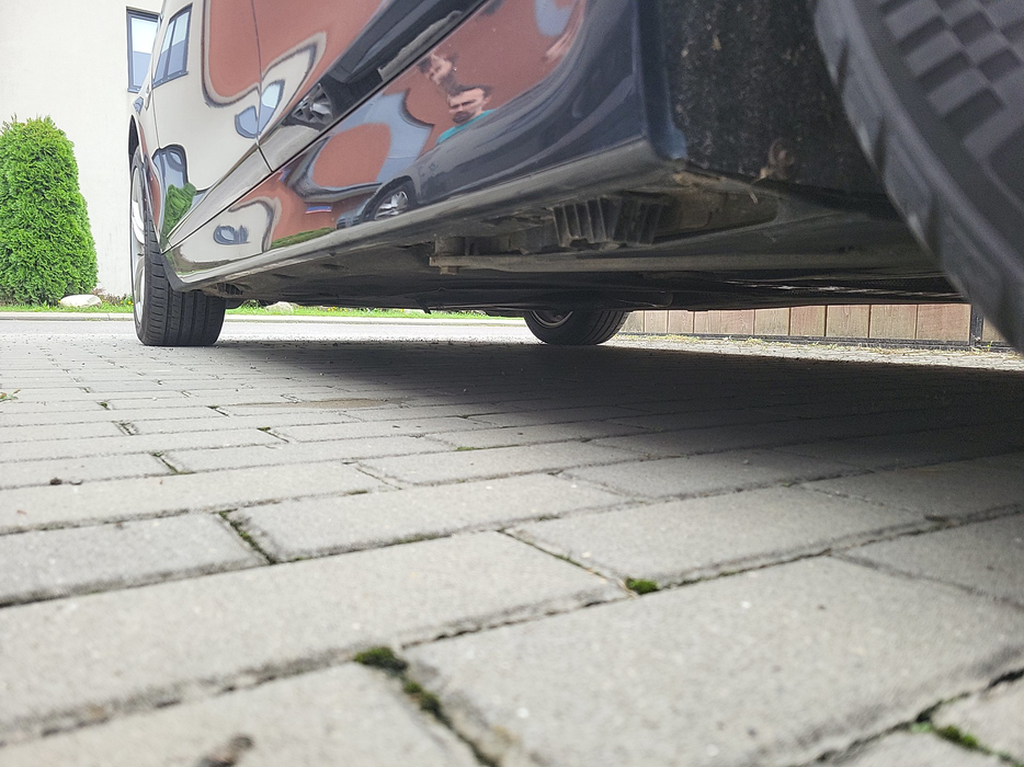 Zdjęcie progu tylnego lewego od dołu po przekątnej