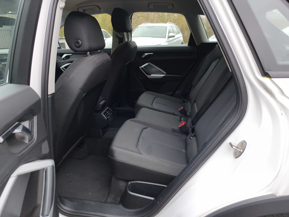 Zdjęcie wnętrza od kierowcy, tył