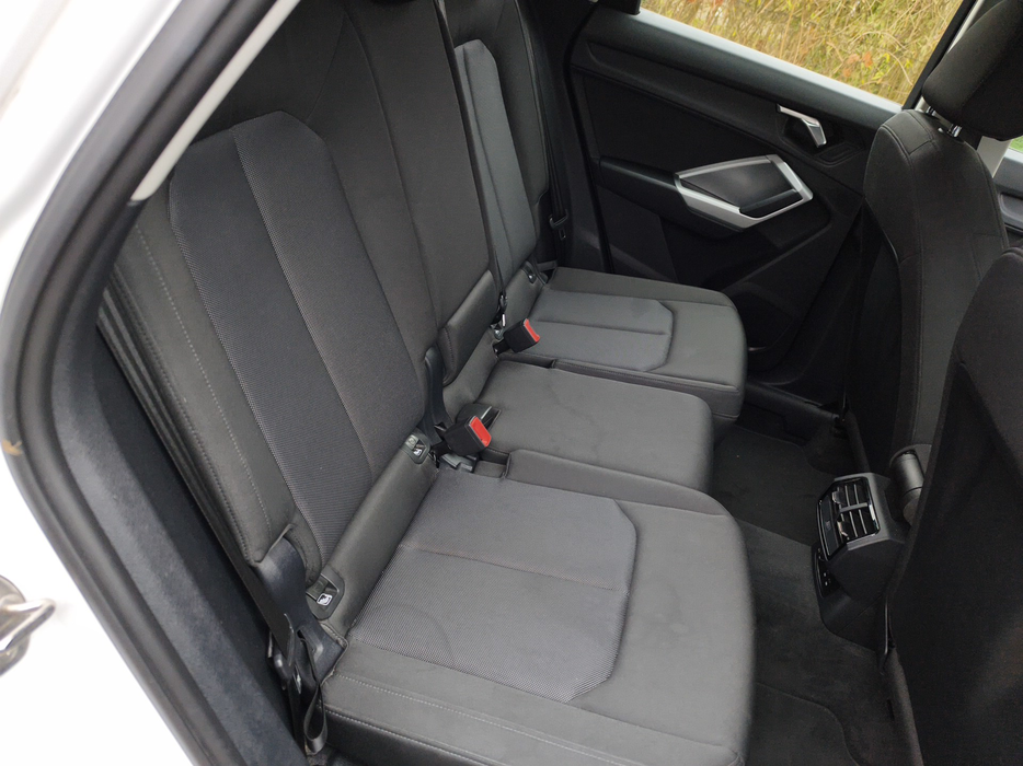 Zdjęcie kanapy tylnej z prawej strony