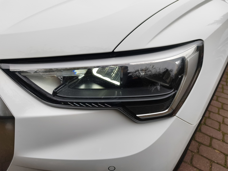 Zdjęcie oświetlenia przedniego i dolnego lewego