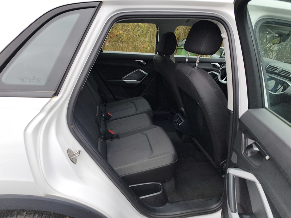 Zdjęcie wnętrza od pasażera, tył