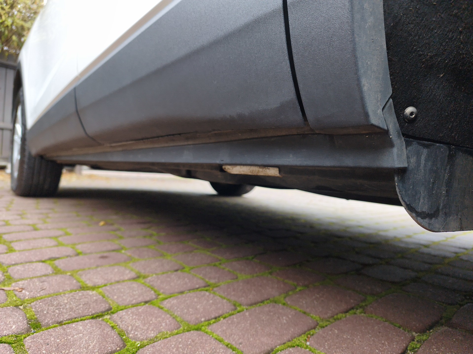 Zdjęcie progu tylnego lewego od dołu po przekątnej