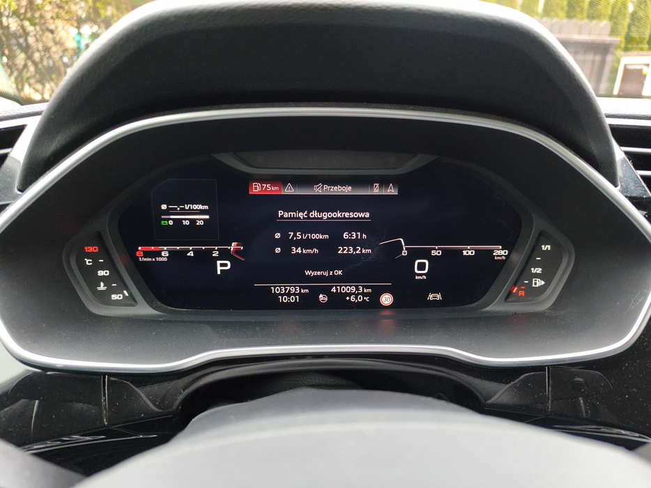 Zdjęcie zegarów i kontrolek po uruchomieniu silnika