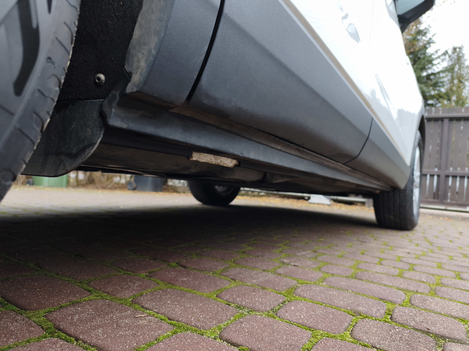 Zdjęcie progu tylnego prawego od dołu po przekątnej