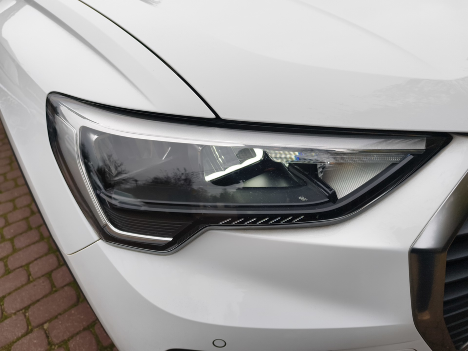 Zdjęcie oświetlenia przedniego i dolnego prawego