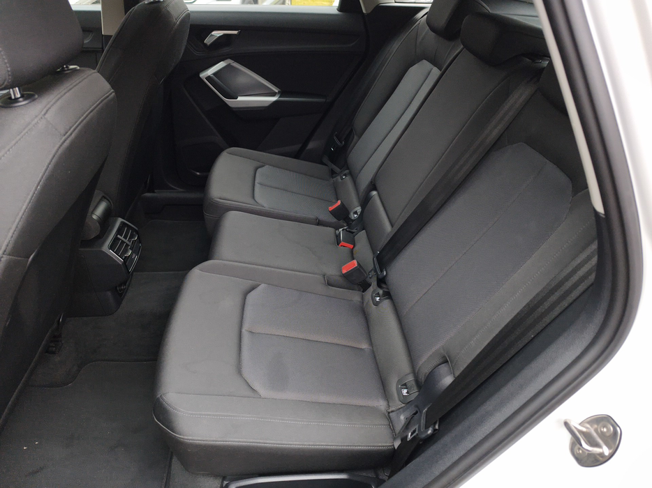 Zdjęcie kanapy tylnej z lewej strony