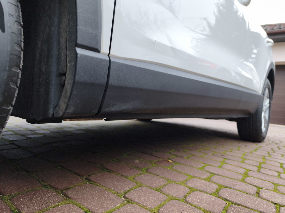 Zdjęcie progu przedniego lewego od dołu po przekątnej