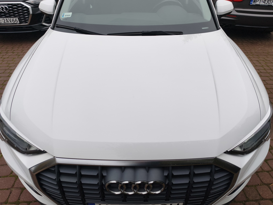 Zdjęcie pokrywy komory silnika