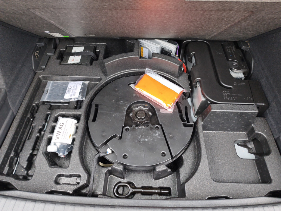 Zdjęcie przestrzeni pod wykładziną bagażnika