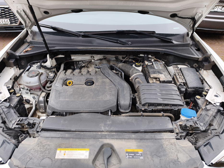 Zdjęcie wnętrza komory silnika