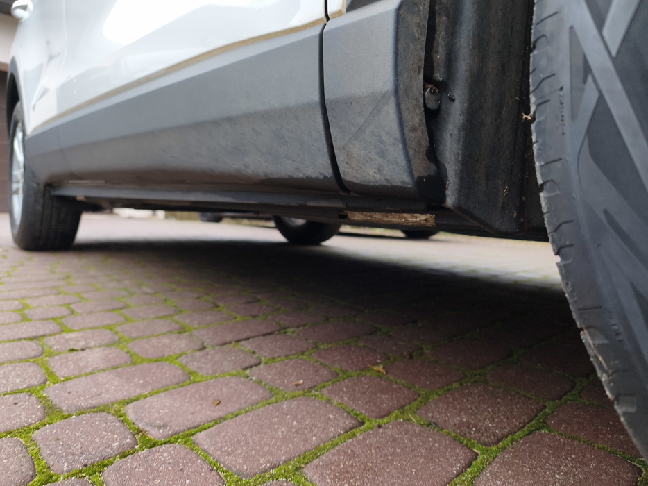 Zdjęcie progu przedniego prawego od dołu po przekątnej