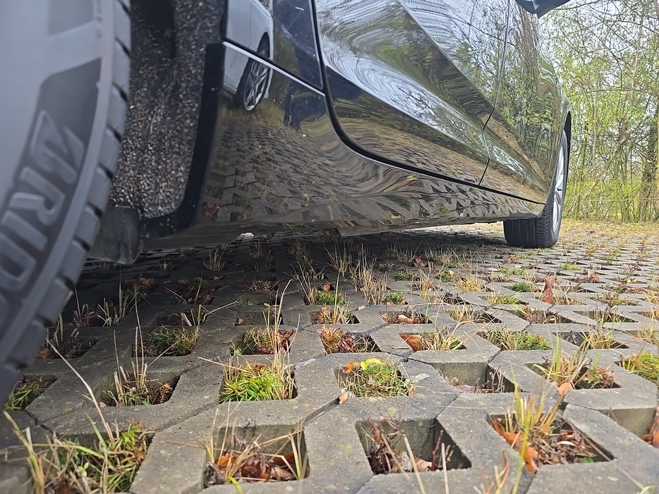 Zdjęcie progu tylnego prawego od dołu po przekątnej